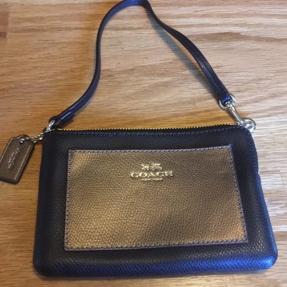 ❌SOLD❌Coach Gold and black leather Wristlet - Picture 3 of 8